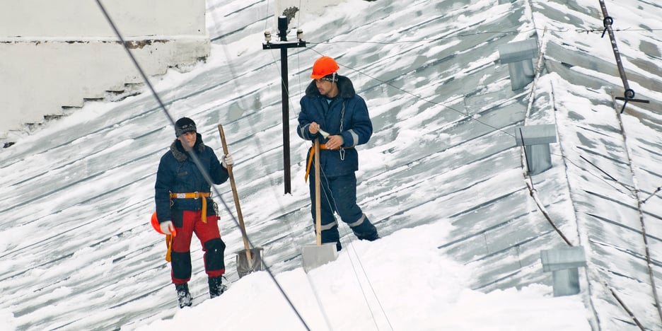 Vue aérienne déneigement toiture industrielle